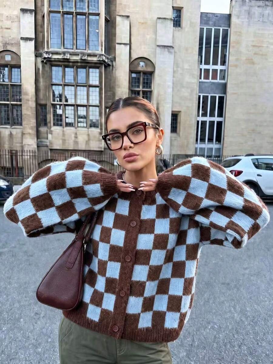 Joy Knit 女款針織開襟衫 秋冬時尚新款 百搭上衣 極簡休閒風 格紋圓領鈕扣甜美寬鬆針織外套 女士上班穿搭 外出上衣 派對穿搭 - 藍+棕 - 查看 1