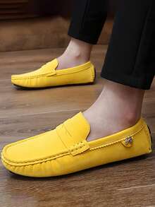 GAISIMA Sepatu Loafer Slip-On Mewah Modis Berwarna Merah Suede dengan Bordir dan Gesper Logam, Sepatu Mengemudi Pria Bersol Lembut, Cocok untuk Berbagai Acara Kasual di Musim Semi dan Musim Panas - Dril - View 2