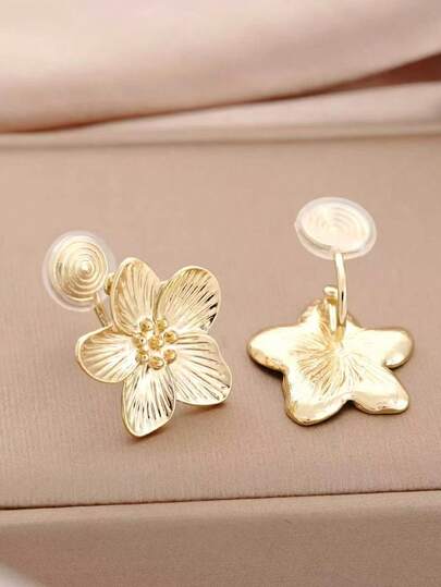 1 paire de boucles d'oreilles à clip élégantes et exagérées en métal fleuri à la mode pour femmes. Convient pour un port quotidien, cadeau
