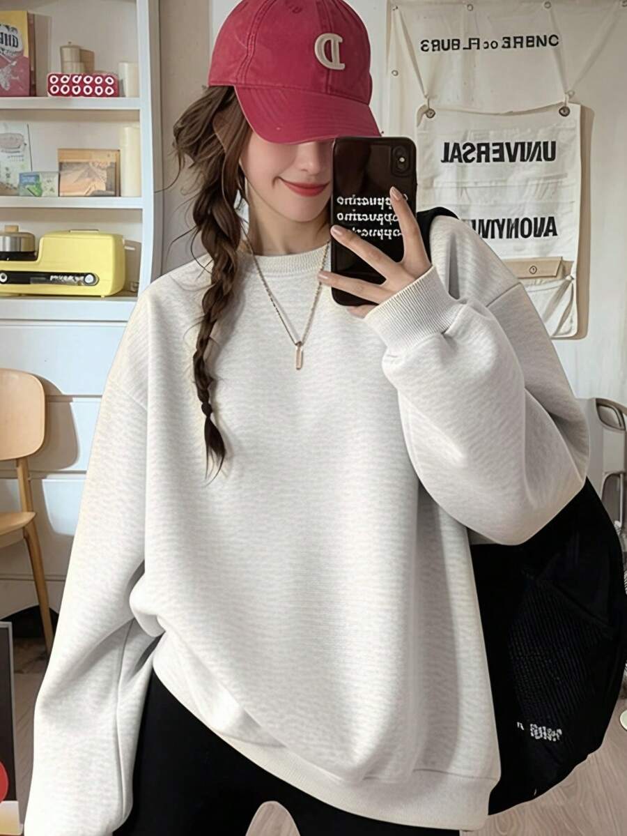Sweatshirt Wanita Gaya Korea Warna Putih & Abu-abu dengan Kerah Bulat, Cocok untuk Musim Gugur/Dingin, Longgar, Serbaguna, dan Melangsingkan - Putih Abu-abu - View 1