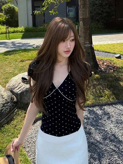 เสื้อยืดแขนสั้นคอวีลายจุดสไตล์เกาหลี, เสื้อลำลองเอวเข้ารูป, เสื้อยืดชายระบายย้อนยุคสีดำฤดูร้อน