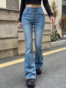 復古水洗鈕扣前襟喇叭牛仔褲，女款中腰破洞修身喇叭牛仔長褲，四季休閒穿搭 - 中等水洗藍 - 查看 4