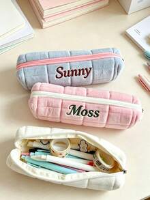 1 buah Tempat Pensil, Tas Kosmetik, Tas Perlengkapan Mandi Berbentuk Bantal Bordir Kustom, Kapasitas Besar - Hadiah Pernikahan yang Dipersonalisasi, Hadiah Unik untuknya, Hadiah Balasan untuk Pengiring Pengantin - MultiWarna - View 3