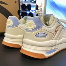 Sepatu sneakers retro wanita dengan bagian atas kulit dan bantalan udara untuk perjalanan sehari-hari dan pemakaian kasual. - Putih/Biru/Cokelat - View 4