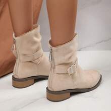 Sepatu bot ankle wanita warna krem dengan detail kerut, tali gesper logam, ujung bulat, hak persegi rendah, resleting belakang, kasual untuk musim gugur/musim dingin. - Krem - View 6