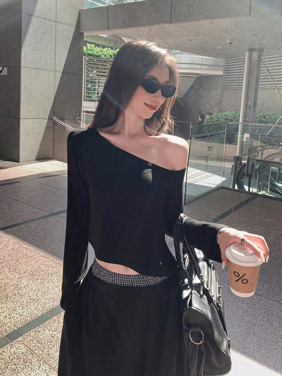 女款素色不對稱領寬鬆版百搭T恤 - 黑色 - 查看 1