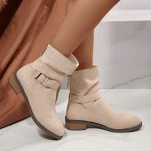 Sepatu bot ankle wanita warna krem dengan detail kerut, tali gesper logam, ujung bulat, hak persegi rendah, resleting belakang, kasual untuk musim gugur/musim dingin. - Krem - View 5