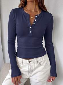 GLAMSKIN 女款夏秋基礎款亨利領鈕扣長袖短版上衣，修身休閒針織T恤，適合返校、外出、日常街頭穿搭 - 藏青色 - 查看 3