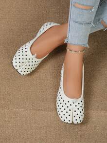 Fashionable Versatile Polka Dot Split Toe Slip-On Flat Shoes For Women, Soft Sole Comfortable Daily Commute Shoes, Suitable For Everyday Wear - White - View 3