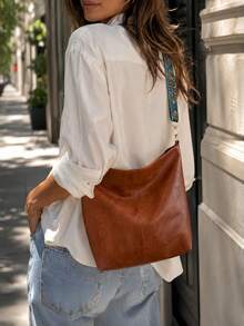 Bolsa hobo feminina transversal e de ombro em couro, alça larga com estampa étnica, de grande capacidade, estilo elegante e retrô para deslocamento diário e viagens - Castanho - Visão 4