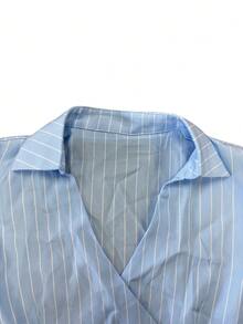 Blus lengan panjang model komuter dewasa, motif garis vertikal, kerah V silang, pinggang kancing asimetris, hem melengkung, koleksi terbaru musim semi/gugur, cocok untuk perjalanan sehari-hari ke tempat kerja. - Biru - View 5