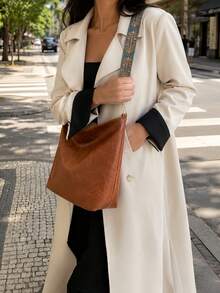 Bolsa hobo feminina transversal e de ombro em couro, alça larga com estampa étnica, de grande capacidade, estilo elegante e retrô para deslocamento diário e viagens - Castanho - Visão 5