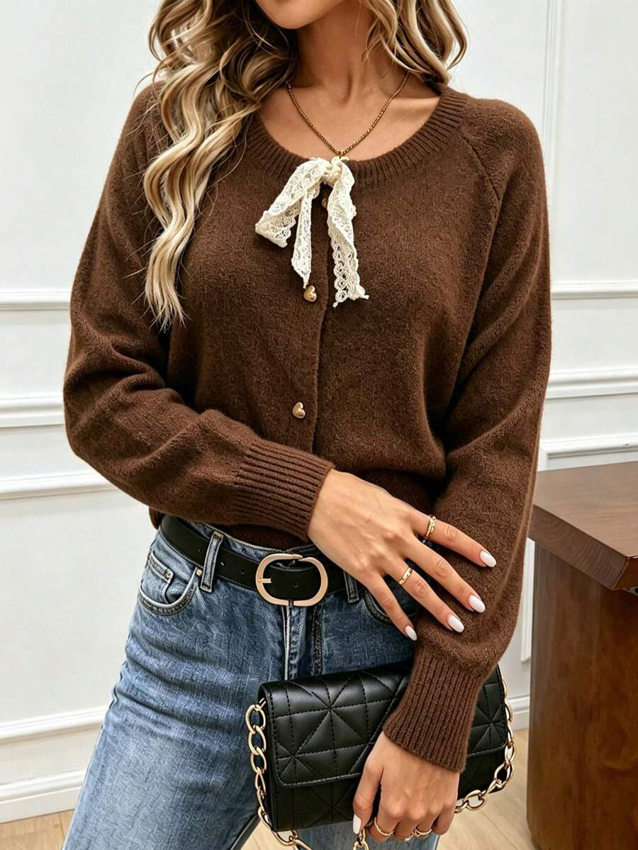 كارديجان محبوك بأكمام طويلة وياقة دائرية مع فيونكة وزر على شكل قلب، لون سادة، كاجوال وعصري، مقاس كبير - بني - مشاهدة 1