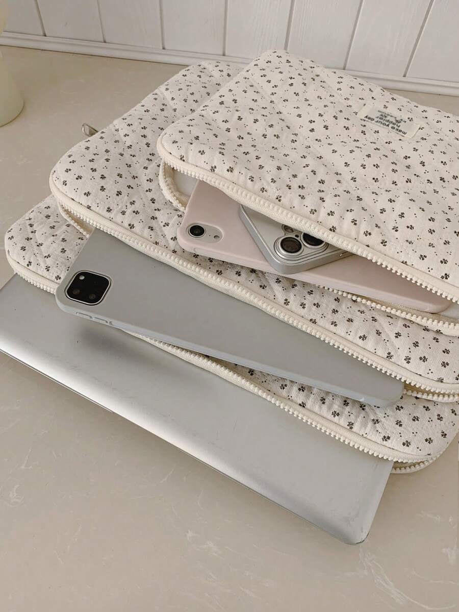 Korean Style Floral Quilted Laptop Sleeve, Multi-Size Shock-Resistant Inner Bag, Made Of Soft Quilted Fabric, Fresh & Minimalist, Double Zipper Opening With Thick Cushion Layer, Can Store Laptop, Tablet, Phone And Other Digital Devices, Available In 11/13/15 Inch Sizes, Suitable For Students, Commuters, Daily Commute And Business Travel - White - View 1