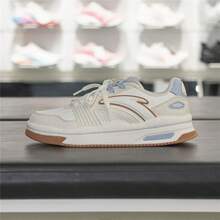 Sepatu sneakers retro wanita dengan bagian atas kulit dan bantalan udara untuk perjalanan sehari-hari dan pemakaian kasual. - Putih/Biru/Cokelat - View 2