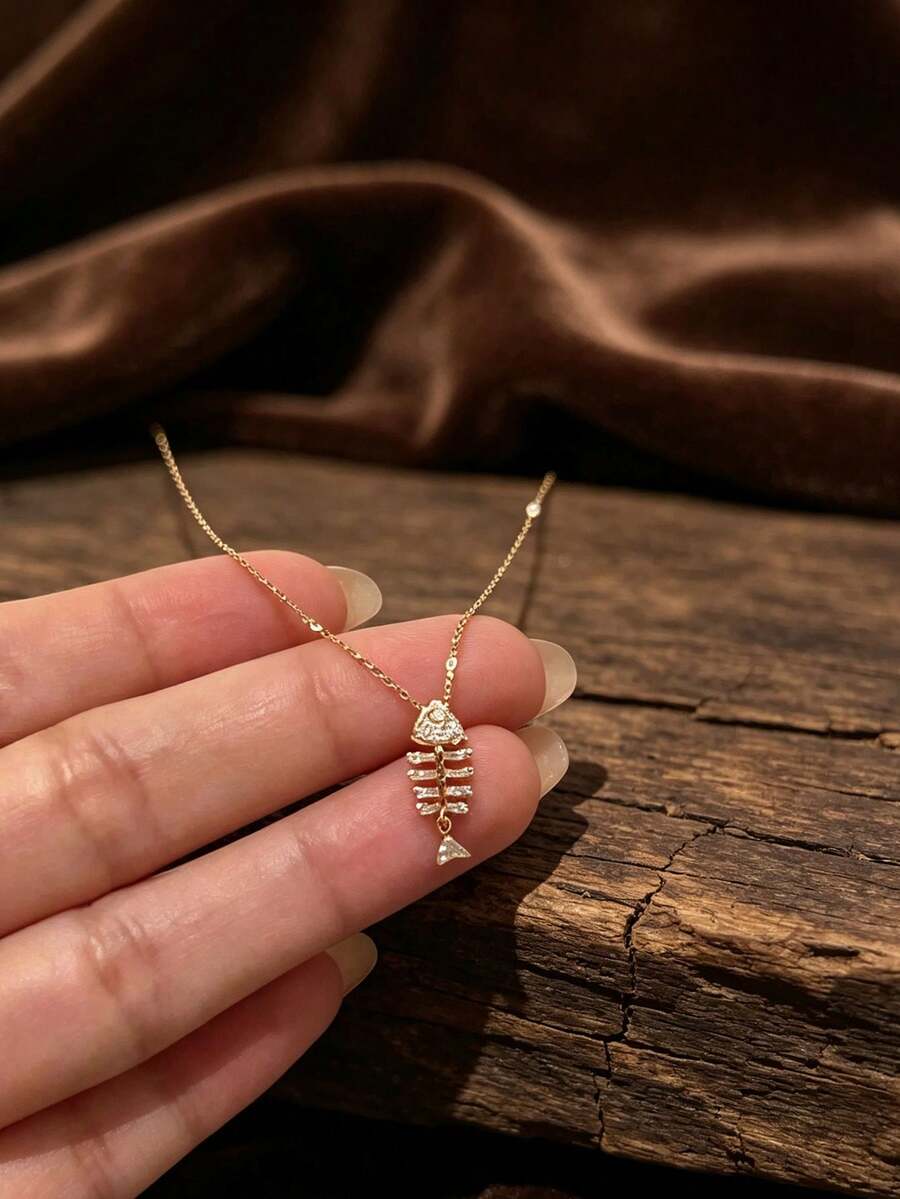 Light Luxury Full Rhinestone Fish Bone Collarbone Necklace For Women, Dynamic Hollow Fish Bone Design, Inlaid With Multiple Sparkling Zirconia Stones, Fresh Ocean Style Design, Gently Enhances Neckline, Suitable For Daily Commute And Beach Vacation, Unique And Elegant, Perfect For Everyday Wear - Fishbone Necklace - View 1