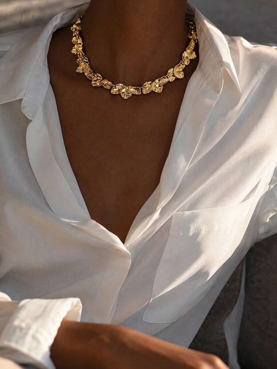 1pc Creative Design Asymmetrical Leaf Shaped Collarbone Necklace, Fashionable Women's Neck Jewelry Suitable For Daily Wear, Dating, Party And Vacation - Gold - View 1