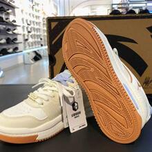Sepatu sneakers retro wanita dengan bagian atas kulit dan bantalan udara untuk perjalanan sehari-hari dan pemakaian kasual. - Putih/Biru/Cokelat - View 6