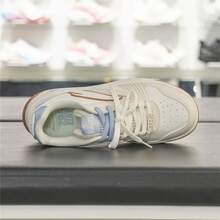 Sepatu sneakers retro wanita dengan bagian atas kulit dan bantalan udara untuk perjalanan sehari-hari dan pemakaian kasual. - Putih/Biru/Cokelat - View 5