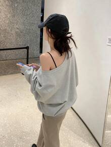 Y6Y 休閒時尚女款鬆弛感不對稱露肩衛衣，2025 秋冬新款長袖不對稱露肩上衣 - 白花灰色 - 查看 3