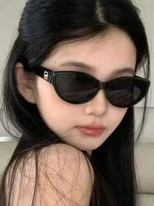 Women Vintage Fashion Sunglasses - Black - View 1