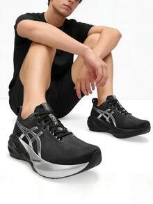 Asics 新款男士 Novablast 5 Platinum 低筒舒適輕量回彈跑鞋 - 黑色/銀色 - 查看 5