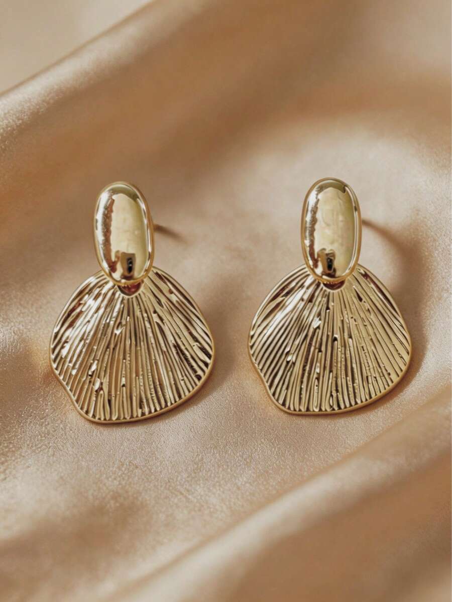 1 Pair Gold Metal Earrings, Exquisite Elegant High-End Design, Fashion Unique Minimalist Elegant Personalized Versatile Shell Stud Earrings, Suitable For Women's Daily, Holiday, Commute Wear - Gold - View 1