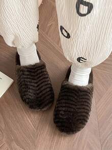 MAOLI Plush Faux Animal Print Thickened Warm Lining Fluffy Closed Toe Slippers Women Fashionable Fun House Shoes - Brown - View 11