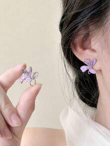 1 Pasang Anting Jepit Iris Ungu Sederhana dan Elegan – Desain Bunga Segar dan Halus untuk Wanita (Tidak Perlu Tindik Telinga) - Mauve Purple - View 2