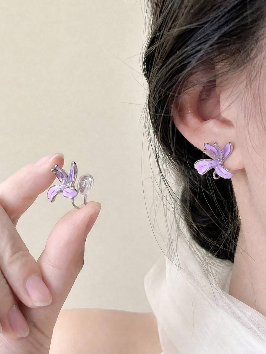 1 Pasang Anting Jepit Iris Ungu Sederhana dan Elegan – Desain Bunga Segar dan Halus untuk Wanita (Tidak Perlu Tindik Telinga)
