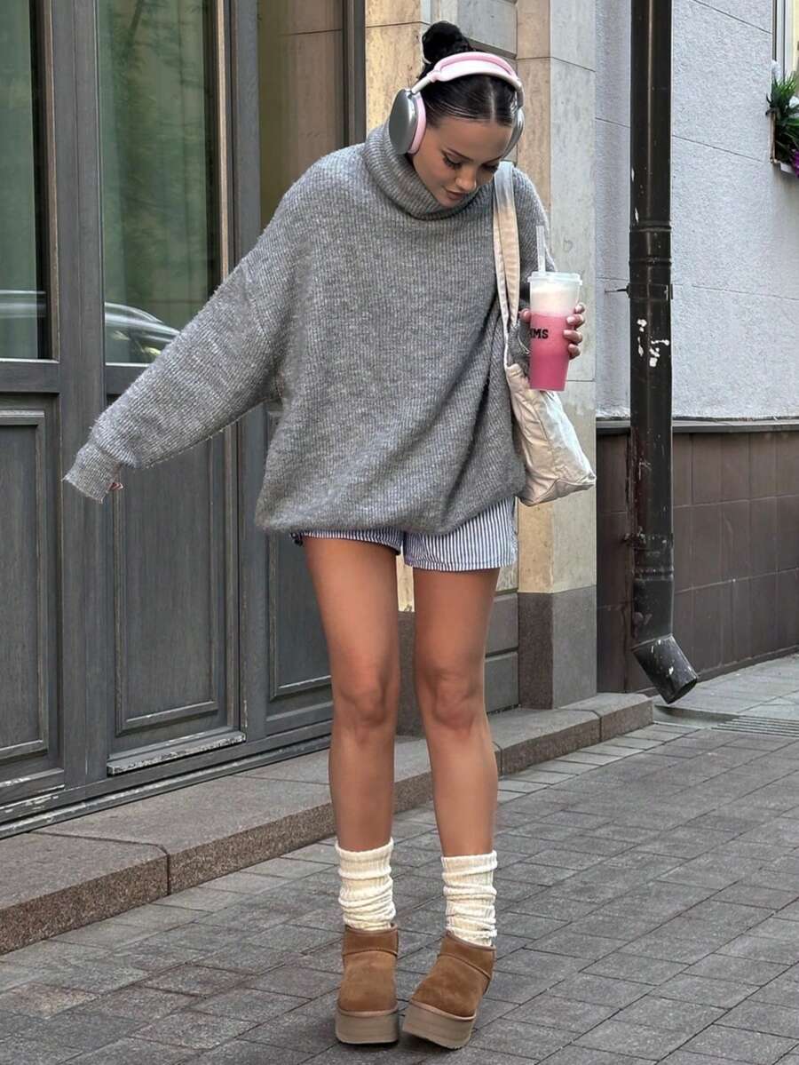 Sweater Rajut Wol Abu-abu Longgar Minimalis untuk Wanita. Pullover Lengan Panjang Kerah Tinggi dengan Detail Rajutan Bergaris. Pakaian Wajib untuk Musim Gugur. Modis dan Lembut. - Grey - View 1