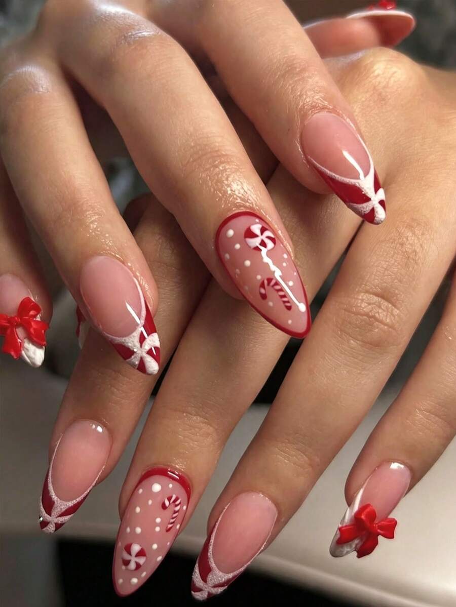 24片長杏仁形聖誕美甲貼，紅色法式指尖、3D紅色蝴蝶結裝飾、棒棒糖拐杖糖設計，透明裸色底色，亮面光澤，適合節日拍照與派對