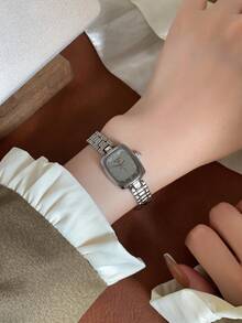 1 buah Jam Tangan Wanita Fashion Persegi Warna Perak dengan Desain Quartz, Angka Arab, Permukaan Minimalis Bertekstur Abu-abu, Cocok untuk Pemakaian Sehari-hari - Perak - View 4