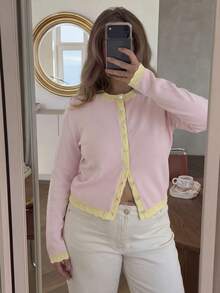 大尺碼女款秋季休閒套裝，粉色長袖開襟針織衫，黃色荷葉邊下擺，前扣鈕扣設計，適合返校穿搭 - 粉色 - 查看 8