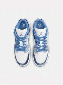 Sepatu Basket Remaja AIR JORDAN 1 LOW (GS) Low-Top DM8947-100 - Blue and White - View 6