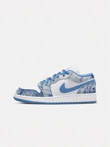Sepatu Basket Remaja AIR JORDAN 1 LOW (GS) Low-Top DM8947-100 - Blue and White - View 1