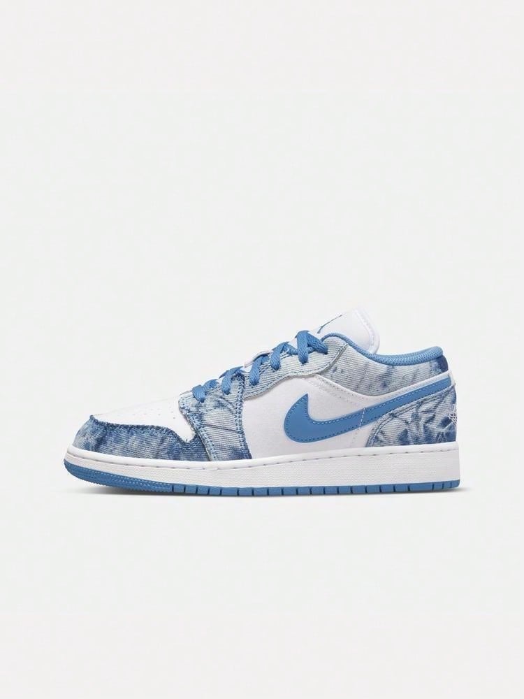 Sepatu Basket Remaja AIR JORDAN 1 LOW (GS) Low-Top DM8947-100 - Blue and White - View 1