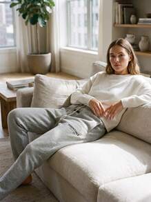 بنطال رياضي أساسي من الصوف الناعم من Fear Of God Essentials بلون رمادي فاتح، بنطال شارع فضفاض من الصوف الناعم للجنسين، ملابس كاجوال يومية متناسقة - رمادي فاتح مرقط - مشاهدة 10