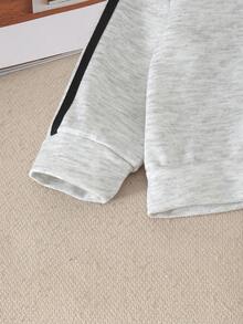 Set 3pcs Baju Sweatshirt Kasual Sporty untuk Bayi Laki-laki, Model Setengah Resleting, Kerah Tegak, Celana Jogging dengan Garis Samping Warna Kontras, dan Tas Selempang Kecil yang Serasi untuk Musim Semi dan Gugur. - Light Grey - View 5
