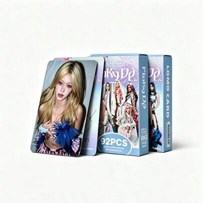 92 pièces Photocard Groupe de filles KATSEYE Nouvel album PINKY UKPOP Marchandise LOMO Photocard Convient pour décorer les albums photo ou les murs photo de la chambre, cadeaux de vacances, cartes holographiques de célébrités, fournitures de fête, collection de cartes de célébrités, cadeaux d'Halloween et de Noël, cartes photo de célébrités haute définition en boîte, objets de collection, petits cadeaux, bâton lumineux Katseye, Straykid, Photocard, K Pop, Carte photo Katseye
