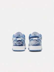 Sepatu Basket Remaja AIR JORDAN 1 LOW (GS) Low-Top DM8947-100 - Blue and White - View 4