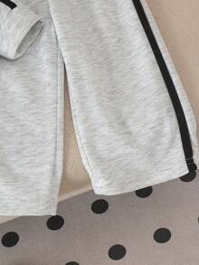 Set 3pcs Baju Sweatshirt Kasual Sporty untuk Bayi Laki-laki, Model Setengah Resleting, Kerah Tegak, Celana Jogging dengan Garis Samping Warna Kontras, dan Tas Selempang Kecil yang Serasi untuk Musim Semi dan Gugur. - Light Grey - View 8