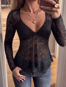 SCARLUX 女款 Y2K 修身上衣，黑色花卉蕾絲交叉 V 領，不對稱下擺 T 恤，適合返校季、街頭穿搭、日常通勤 - 黑色 - 查看 6