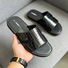 Men's Luxury Glossy Crocodile Embossed PU Leather Slide Sandals, Open Toe Slip-On Flat Round Toe Soft Sole Anti-Slip Outdoor Slippers, Suitable For Spring/Summer Home, Beach, Outings, Daily Casual Wear - Black - View 1