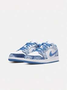 Sepatu Basket Remaja AIR JORDAN 1 LOW (GS) Low-Top DM8947-100 - Blue and White - View 3