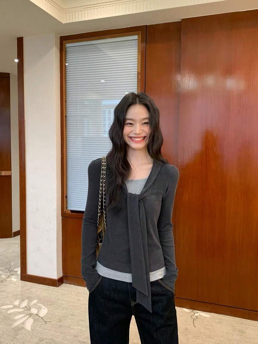 女款 2 合 1 拼接長袖底層上衣,修身顯瘦內層搭配綁帶設計與對比色 T-shirt,春季/秋季 - 深灰色 - 查看 1