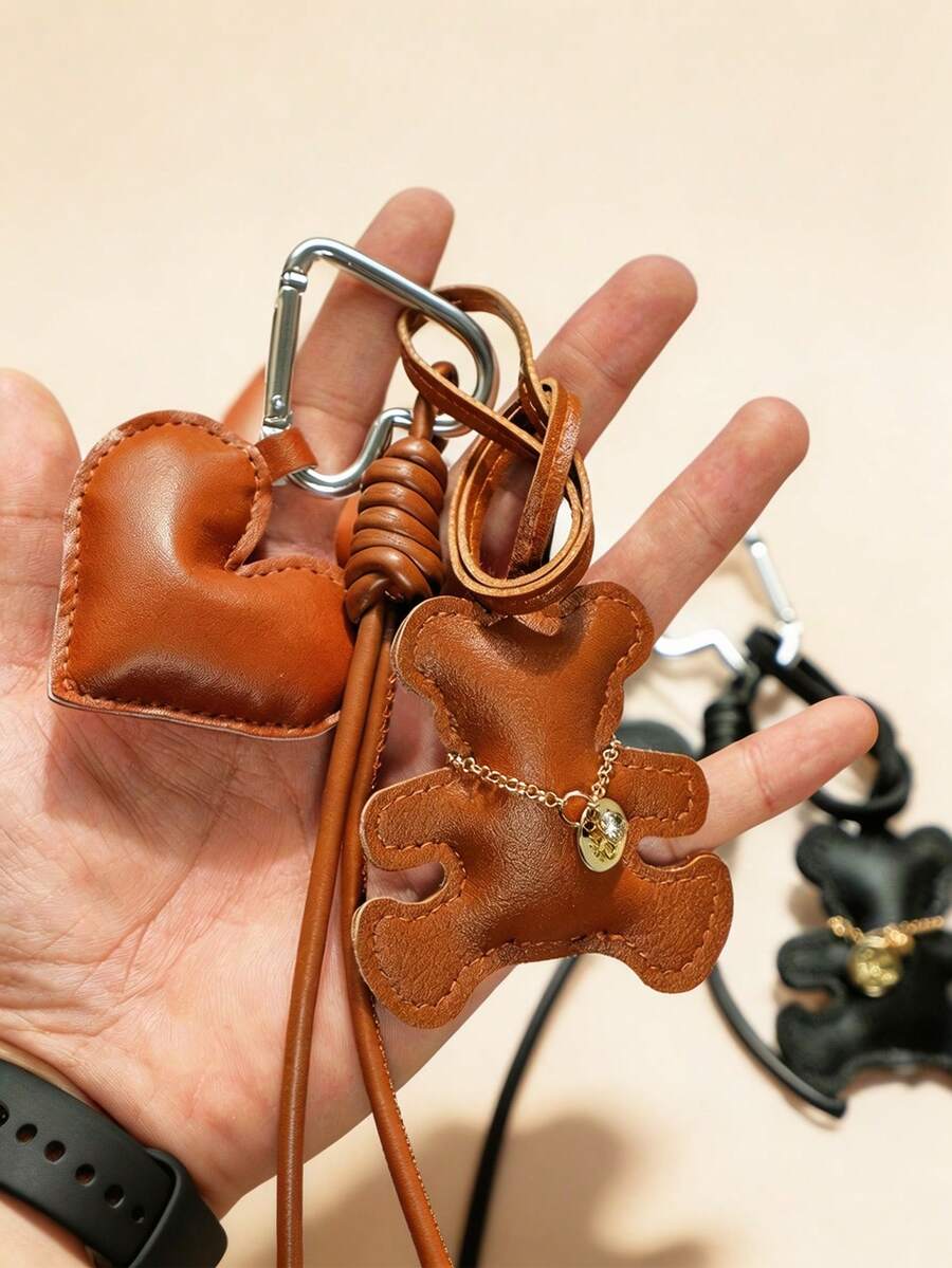 復古 PU 熊與愛心包包吊飾鑰匙圈,愛心吊墜搭配打結皮革繩,汽車鑰匙圈,錢包裝飾,包包配件,送給女性的禮物 - 彩色 - 查看 1