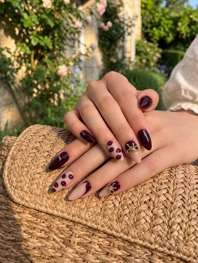 24 piezas de uñas postizas de almendra con lunares burdeos y lazo dorado, puntas de uñas falsas de longitud media estilo francés vintage que iluminan la piel