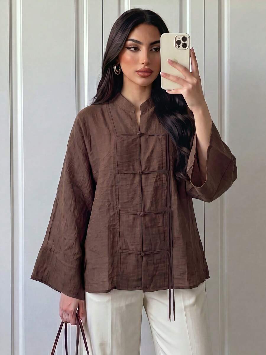 Kemeja Wanita Tipis Minimalis Serbaguna Gaya Cina Baru Bertekstur Vintage dengan Kancing Katak dan Lengan Lebar Longgar, Cocok untuk Perjalanan Sehari-hari - Coklat - View 1