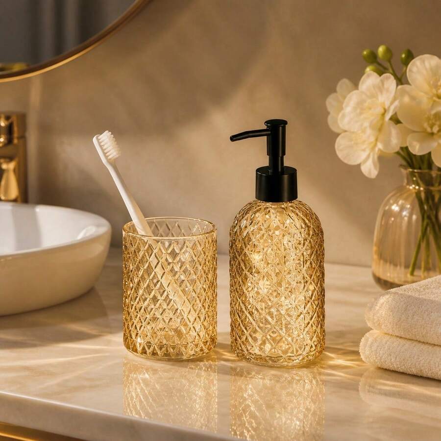 مجموعة إكسسوارات الحمام من قطعتين مع موزع صابون 410 مل وكوب، تصميم زجاجي بنقوش ماسية بارزة لتنظيم سطح الحمام - ذهبي - مشاهدة 1
